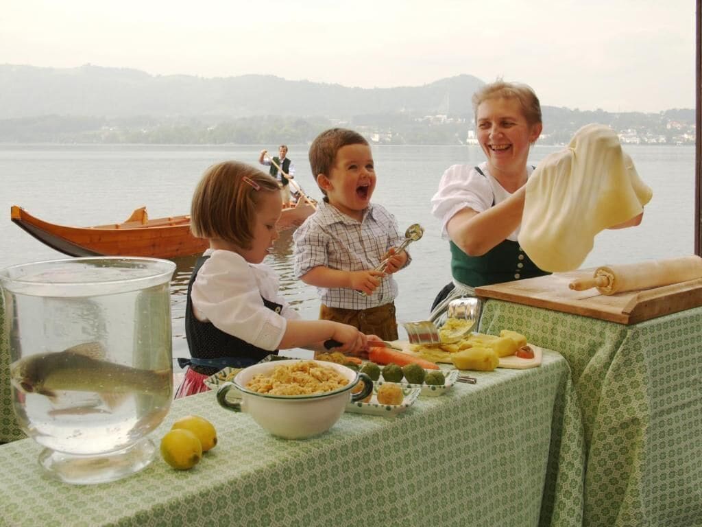Une table à manger avec de la nourriture et un grand aquarium.