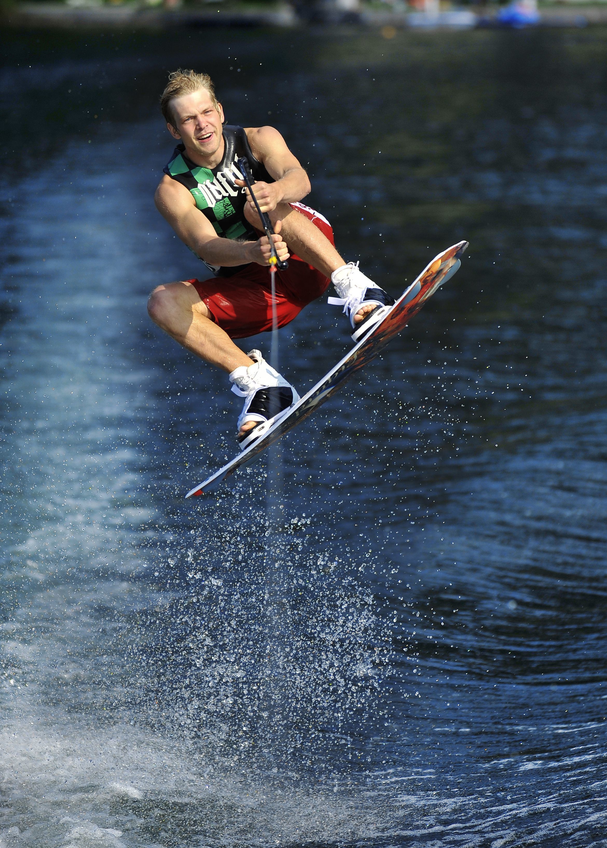 Eine Person treibt auf dem Wasser Wakeboard.