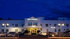 A hotel with a sign reading "HOTEL RESTAURANTE La Tepeña" at dusk. - Jardines La Tejera (Olula Del Rio)