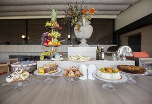 Free daily buffet breakfast