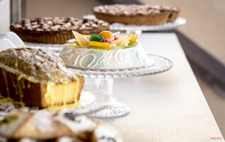 Un tavolo con dolci, torte e pasticcini assortiti.