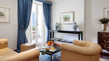 Phòng Suite | Bộ đồ giường cao cấp, minibar, két bảo mật tại phòng, bàn