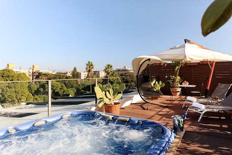 Bañera de hidromasaje exterior. Hotel Giardino Inglese