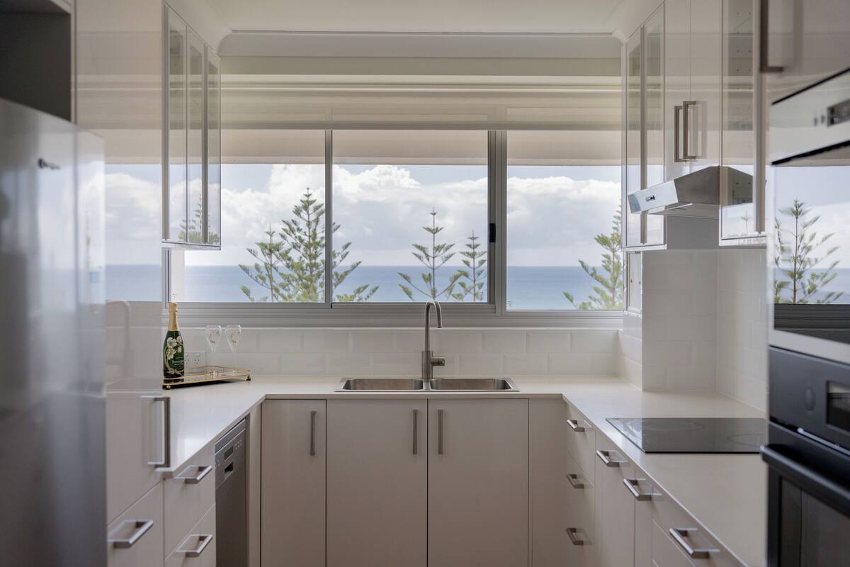 Departamento superior | Cocina privada | Refrigerador con congelador, microondas, horno y parrilla de estufa 