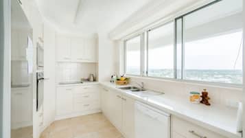 Full-sized fridge, microwave, oven, stovetop