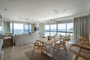 Appartement Deluxe, 3 chambres, vue sur l’océan | Aire de séjour | Téléviseur à écran plat de 45 po avec télévision par câble, téléviseur
