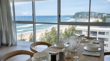 Deluxe Apartment, 3 Bedrooms, Ocean View | Dining room