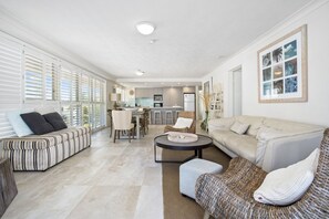 Appartement Exécutif | Cuisine privée | Grand réfrigérateur, micro-ondes, four, plaque de cuisson