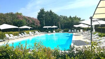 Außenpool, Pool mit Wasserfall, Sonnenschirme, Liegestühle