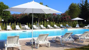 Außenpool, Pool mit Wasserfall, Sonnenschirme, Liegestühle