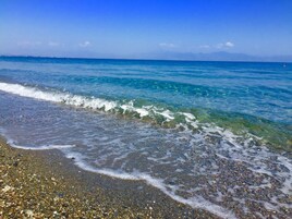 Playa privada, sillas reclinables de playa, sombrillas, bar en la playa
