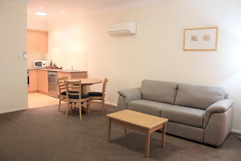 Carlyle Suites & Apartments photo 5