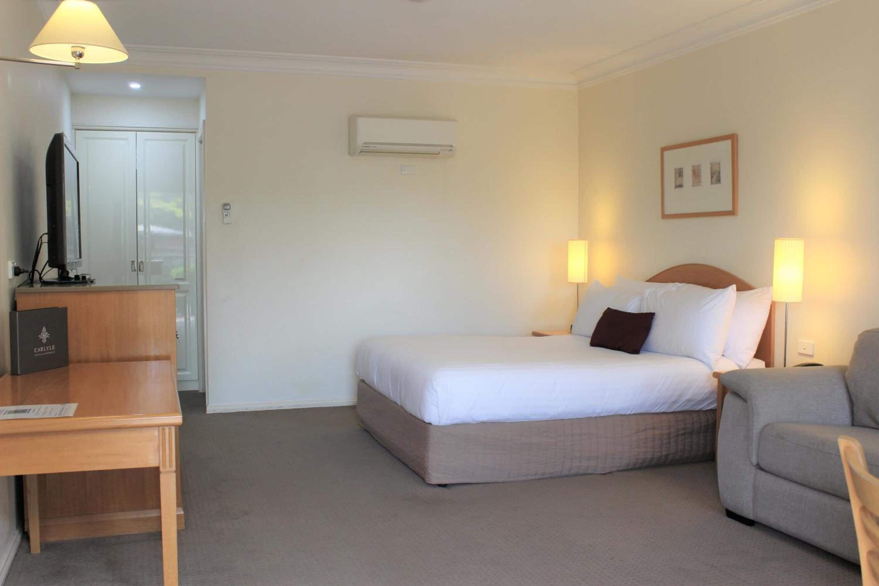 Minibar, skrivbord, arbetsyta för laptop och mörkläggningsgardiner