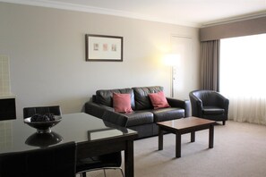 TV, DVD player - Carlyle Suites & Apartments (Wagga Wagga)