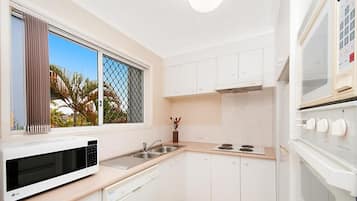 Full-sized fridge, microwave, stovetop, dishwasher