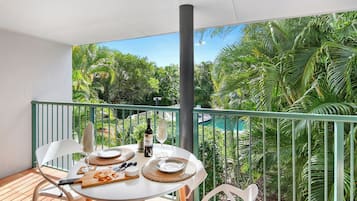 Deluxe 1 Bedroom Apartment | Terrace/patio