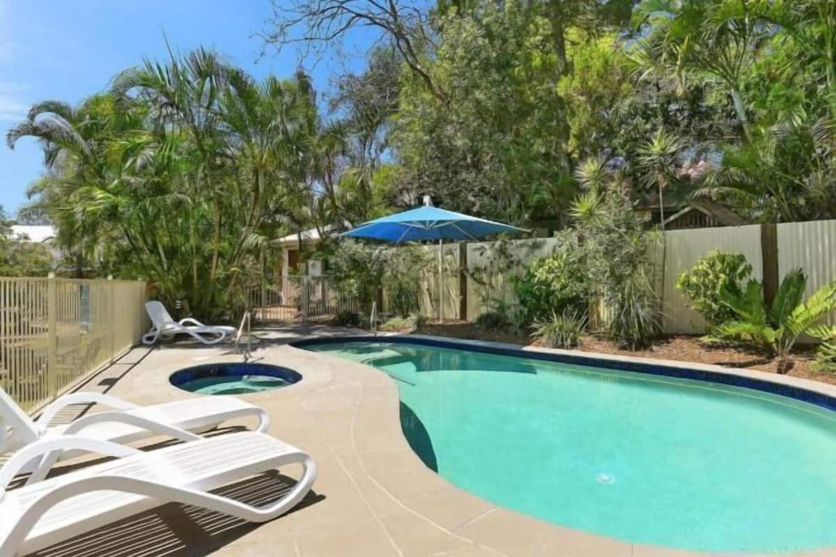 Pool | Outdoor pool, open 7:30 AM to 8:30 PM, sun loungers