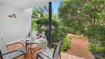 Deluxe Twin Apartment - Downstairs | Terrace/patio