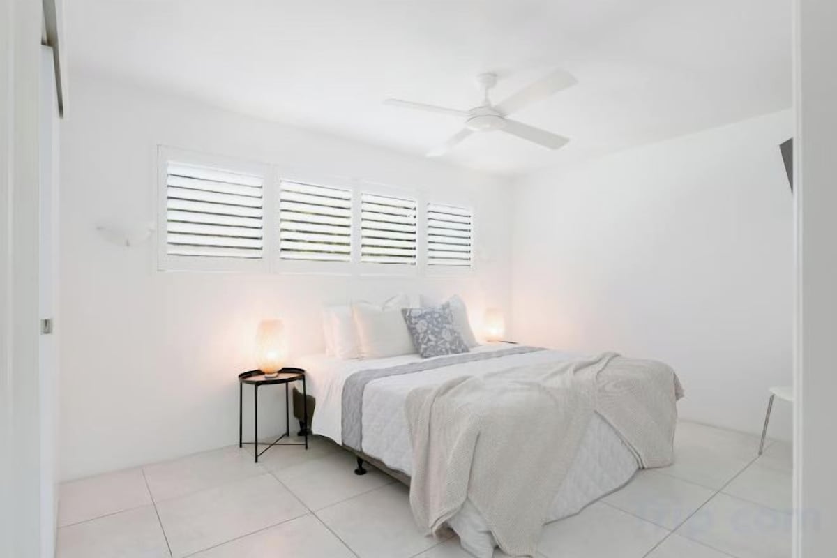 1 Schlafzimmer, hochwertige Bettwaren, Bügeleisen/Bügelbrett