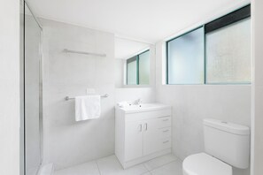 1 Bedroom Deluxe Apartment - Downstairs | Bathroom - Chez Noosa Holiday Apartments (Sunshine Beach)