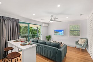 Apartament, 1 dormitori (Supreme) | Sala d'estar | Televisor LED