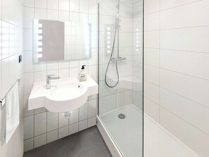 Luxe beddengoed, een bureau, verduisterende gordijnen