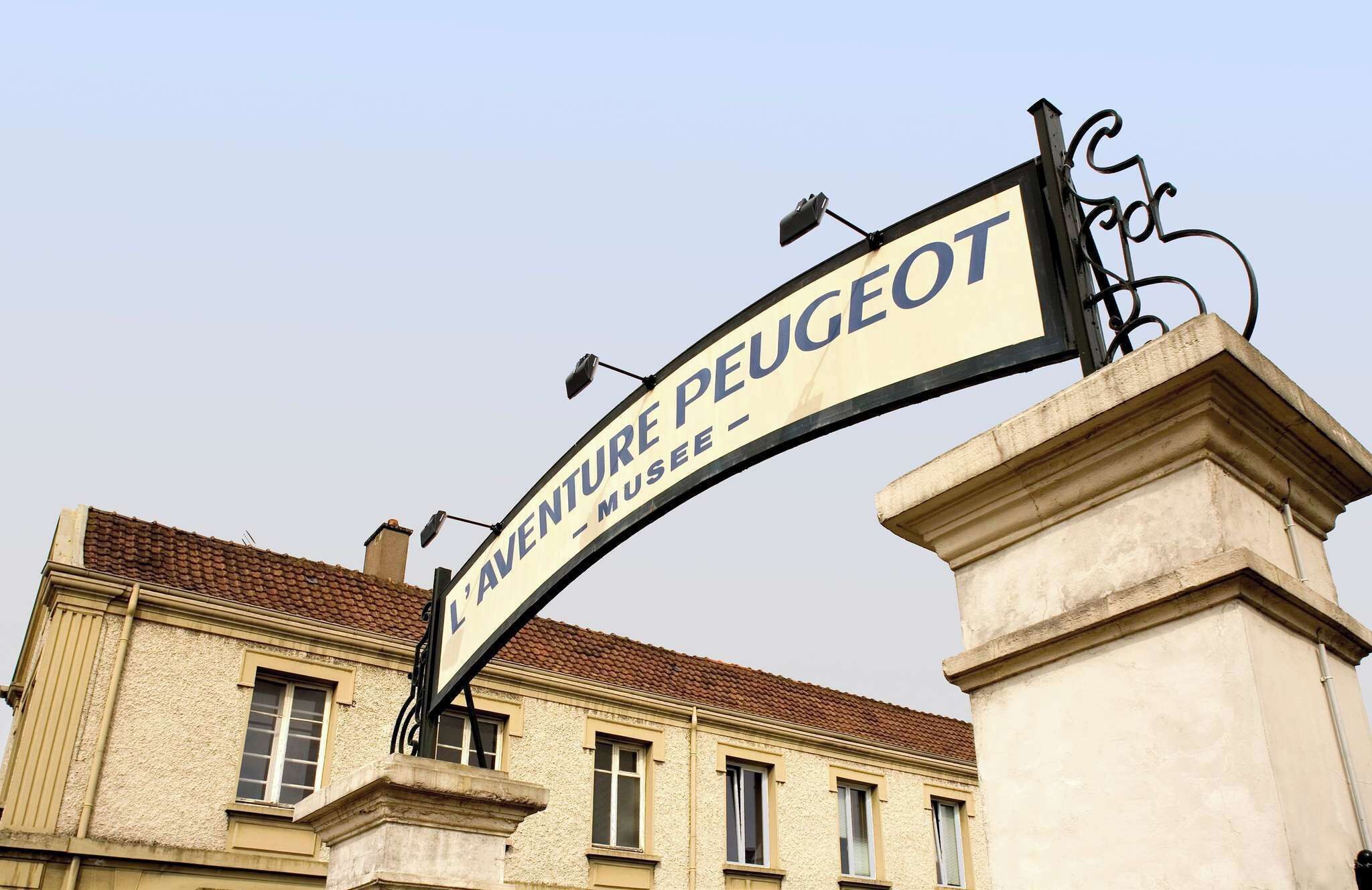 A street sign for the Peugeot Museum.