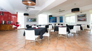 Breakfast area - Bombora Resort (Gold Coast)