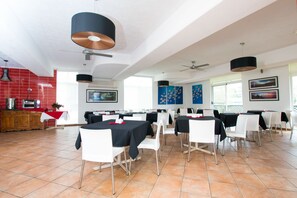 Breakfast area - Bombora Resort (Gold Coast)