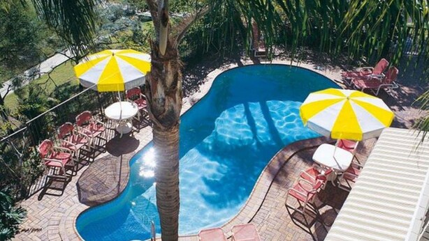 Outdoor pool - Bombora Resort (Gold Coast)