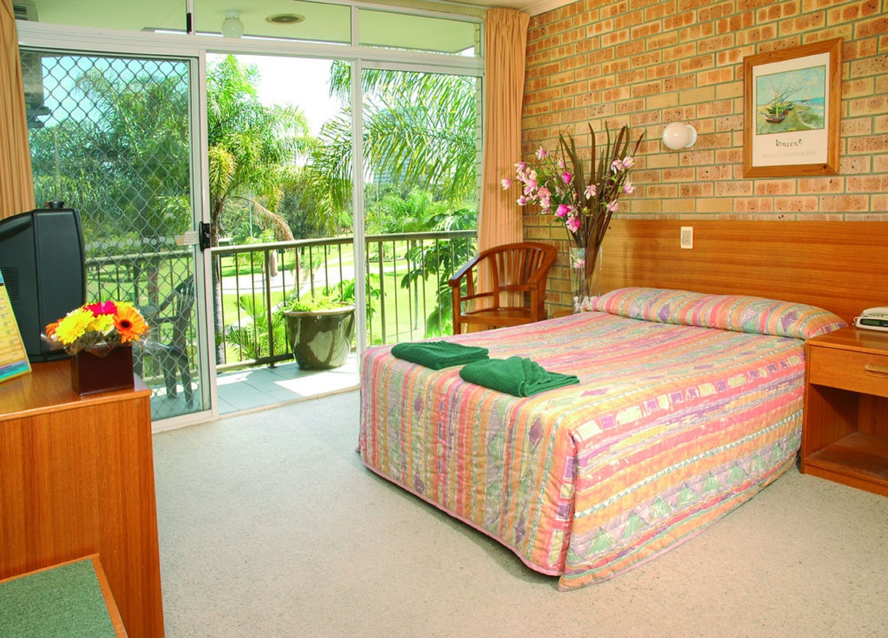 1 bedroom, desk, bed sheets