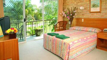 1 bedroom, desk, bed sheets
