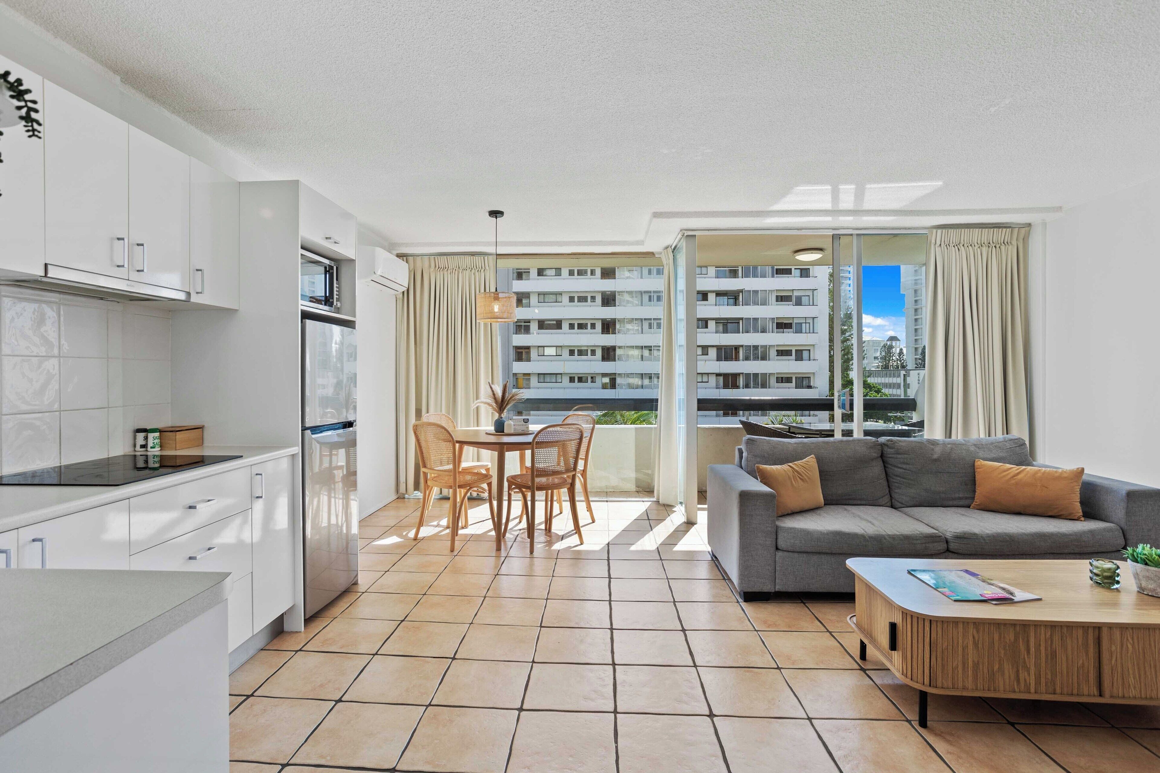 One bedroom upper floor apartment | Zona de estar | Una televisión de pantalla plana