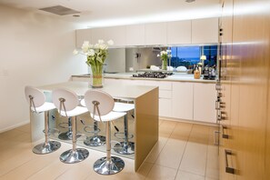 Full-sized fridge, microwave, stovetop, dishwasher - Nirvana By The Sea (Coolangatta)