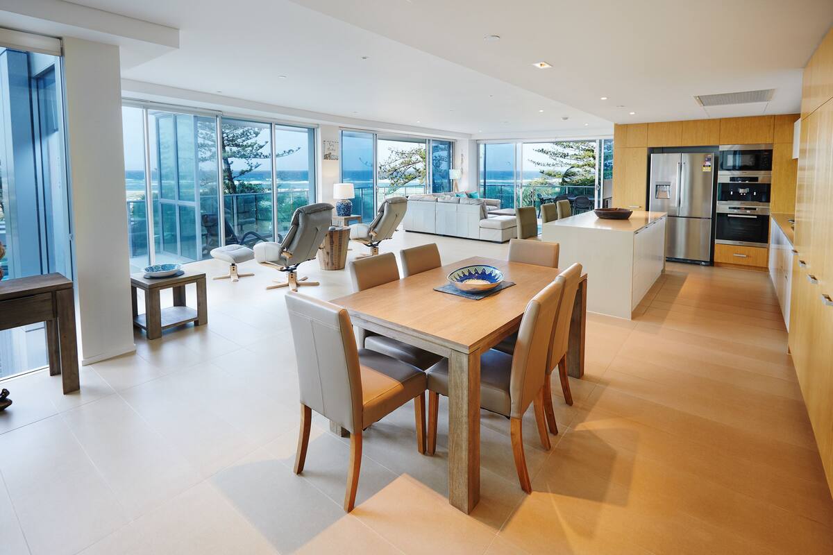 Apartment, 3 Bedrooms, Beach View | Makan dalam bilik