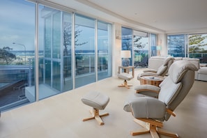 Apartamento, 3 habitaciones, vistas a la playa | Zona de estar | Una televisión de pantalla plana