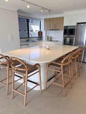 2 Bedroom Ground Floor Superior Apartment | Cocina privada | Microondas, horno, parrilla de estufa y lavavajillas