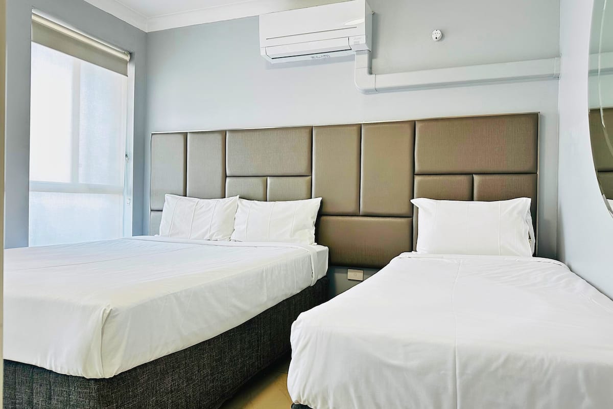 Deluxe Apartment | Desk, iron/ironing board, free WiFi, bed sheets