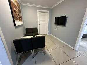 Deluxe Apartment | Desk, iron/ironing board, free WiFi, bed sheets - Aussie Rest Motel (Cessnock)