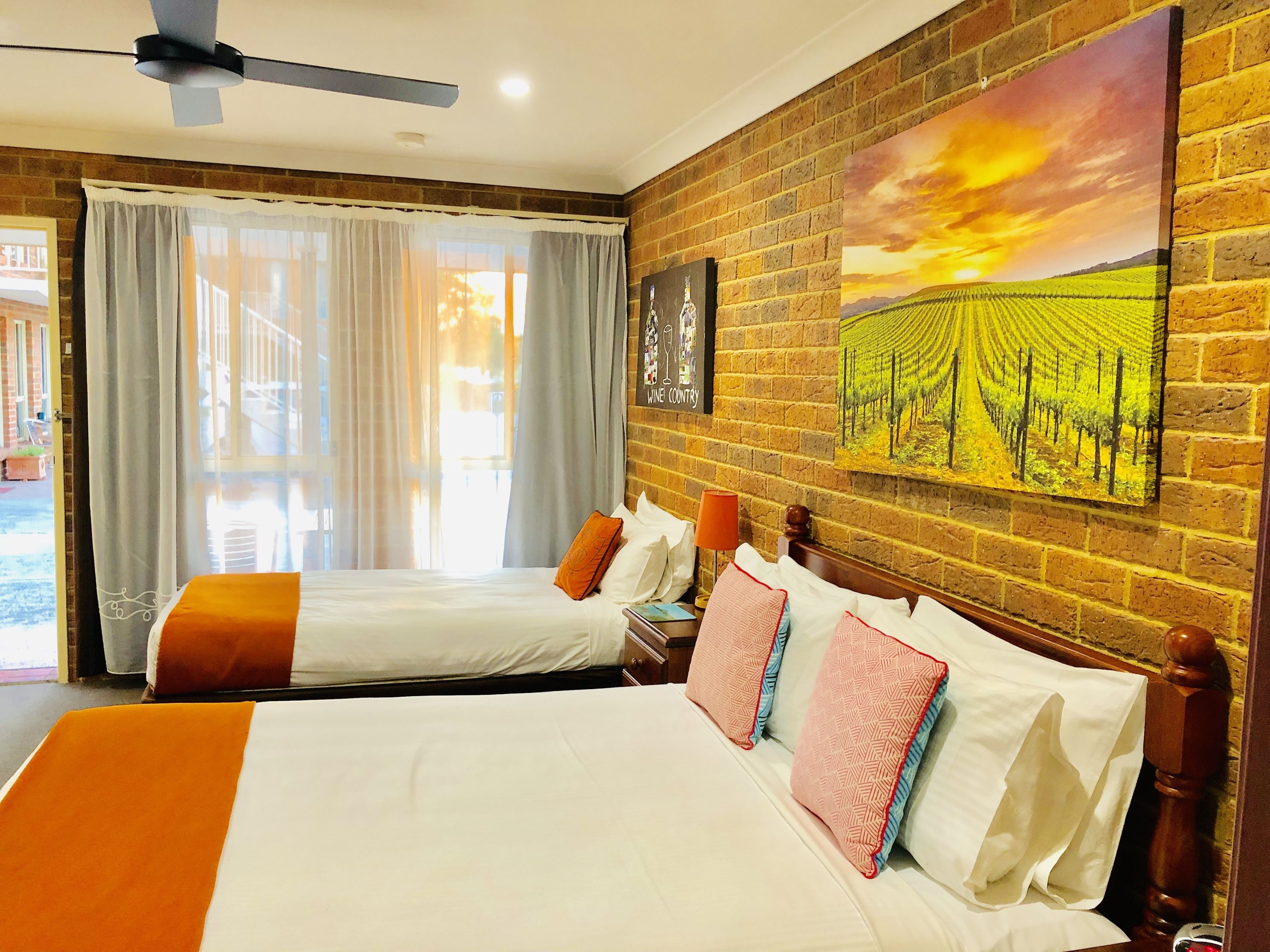 Twin kamer | Een bureau, een strijkplank/strijkijzer, gratis wifi, beddengoed