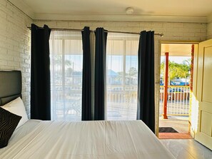 Deluxe Family Room | Desk, iron/ironing board, free WiFi, bed sheets - Aussie Rest Motel (Cessnock)
