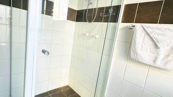 Family Room | Bathroom | Shower, free toiletries, hair dryer, towels