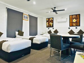 Escritorio, tabla de planchar con plancha, wifi gratis y ropa de cama 