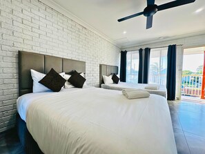 Chambre Familiale | Bureau, fer et planche à repasser, Wi-Fi gratuit, draps fournis