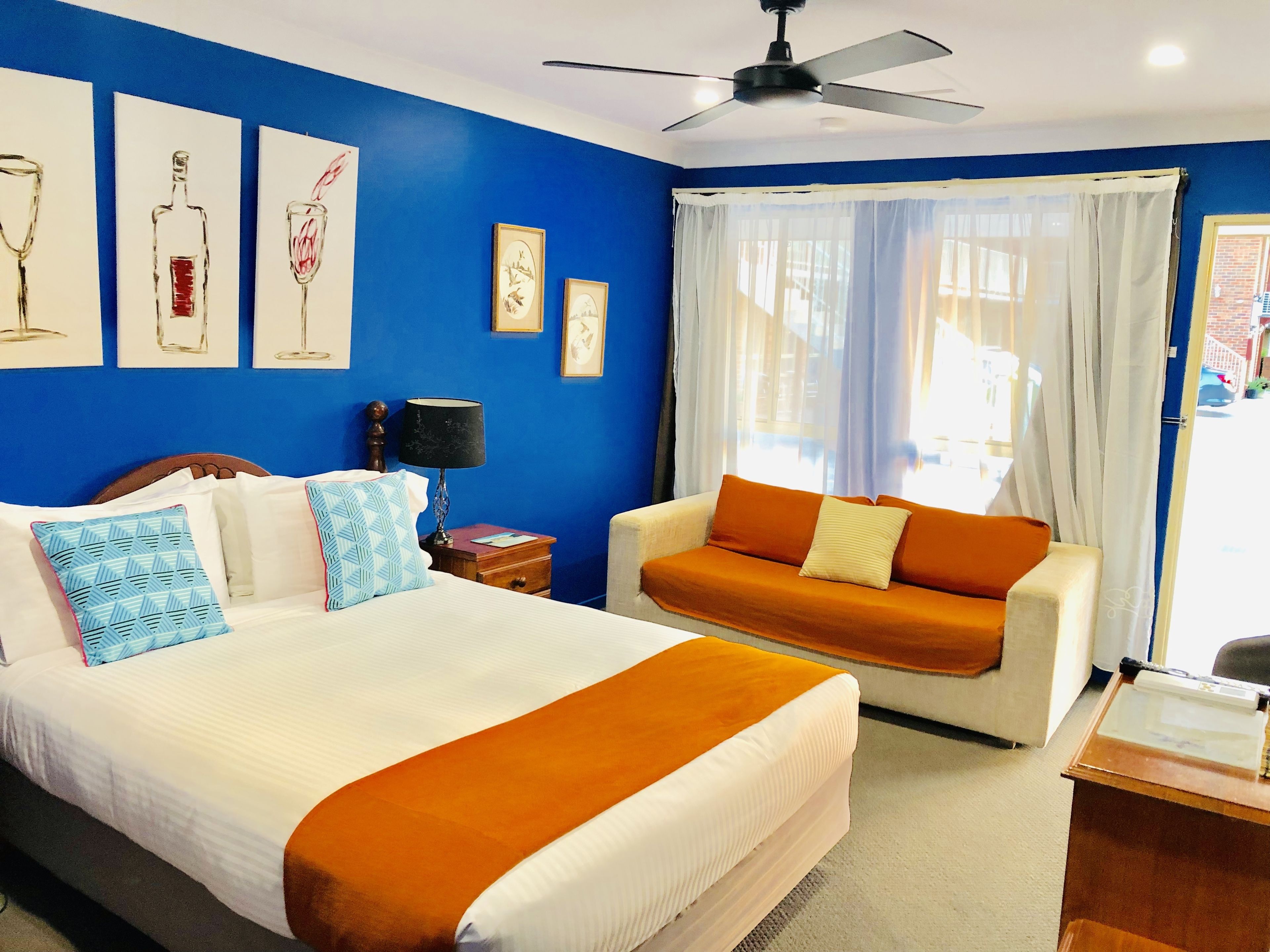 Quarto standard, para não fumantes (Motel Queen Room) | Escrivaninha, ferros/tábuas de passar roupa, Wi-Fi de cortesia