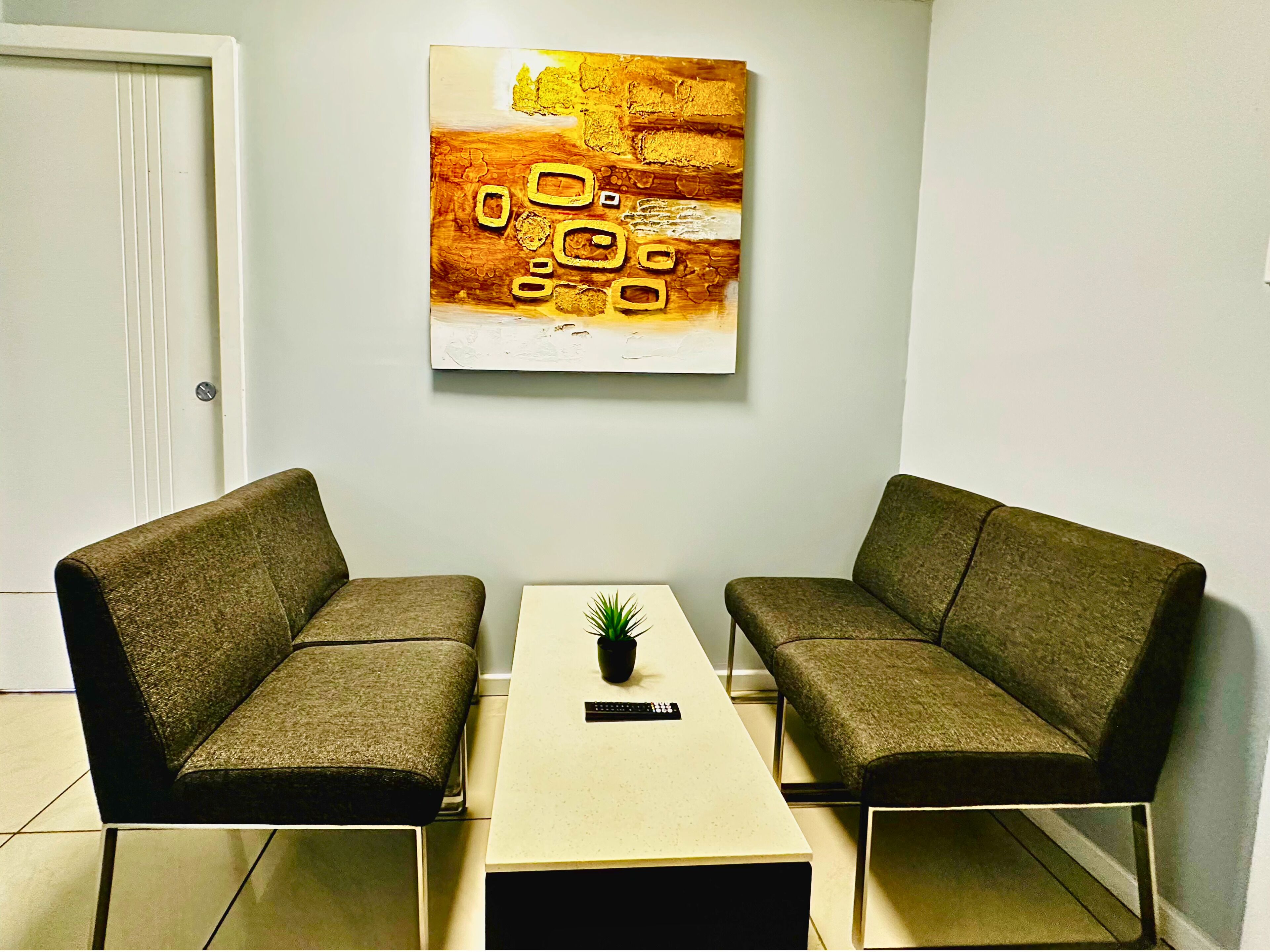 Apartamento Deluxe | Zona de estar | Televisión de 80 cm con canales digitales