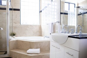 Suite monolocale Executive, 2 camere da letto | Bagno | Doccia, asciugacapelli, asciugamani
