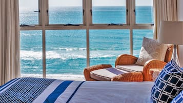 Tabla de planchar con plancha, cunas, camas extra y ropa de cama