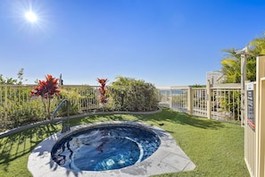 Outdoor spa tub - The Hill Apartments (Currumbin)