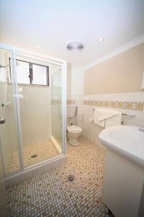 Standard Room, Kitchenette (Twin Room) | Bathroom